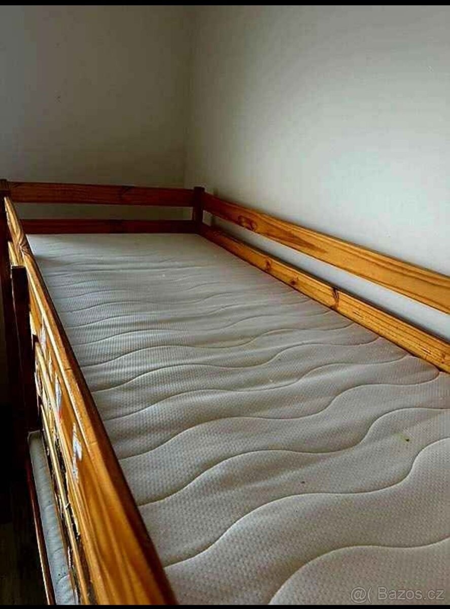 patrová postel z masivu i s matracemi. - 2
