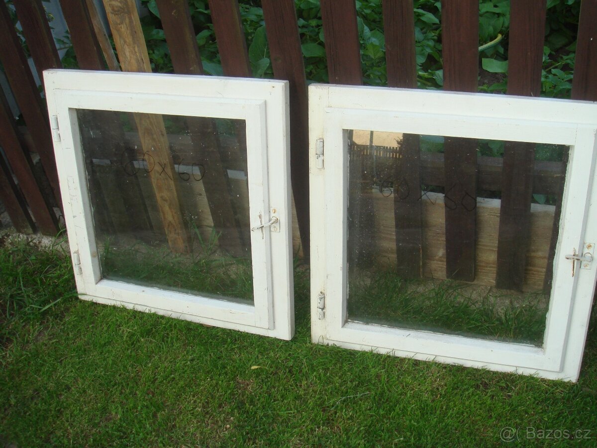 Plotové sloupky,zbytky oplocení. - 2