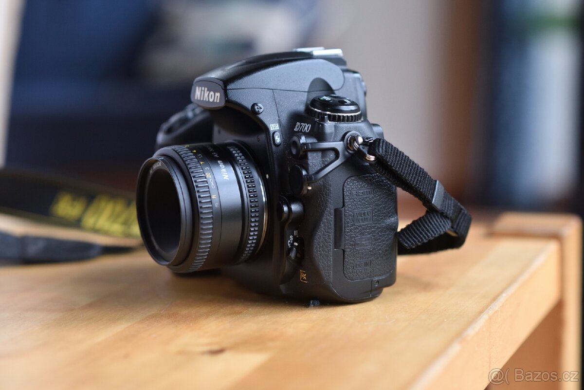 Nikon D700 s objektivem - 2