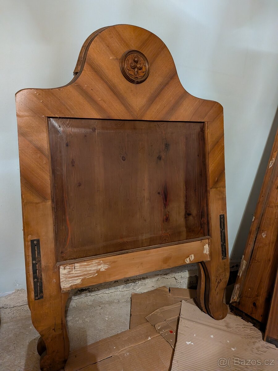 Starožitná dřevěná postel - 2