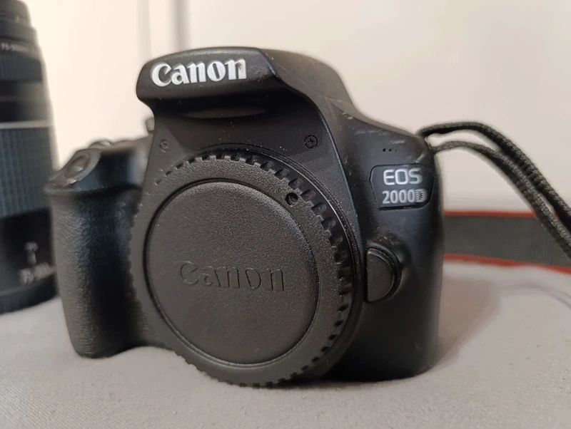 Canon EOS 2000D + EF-S 75-300mm - 2