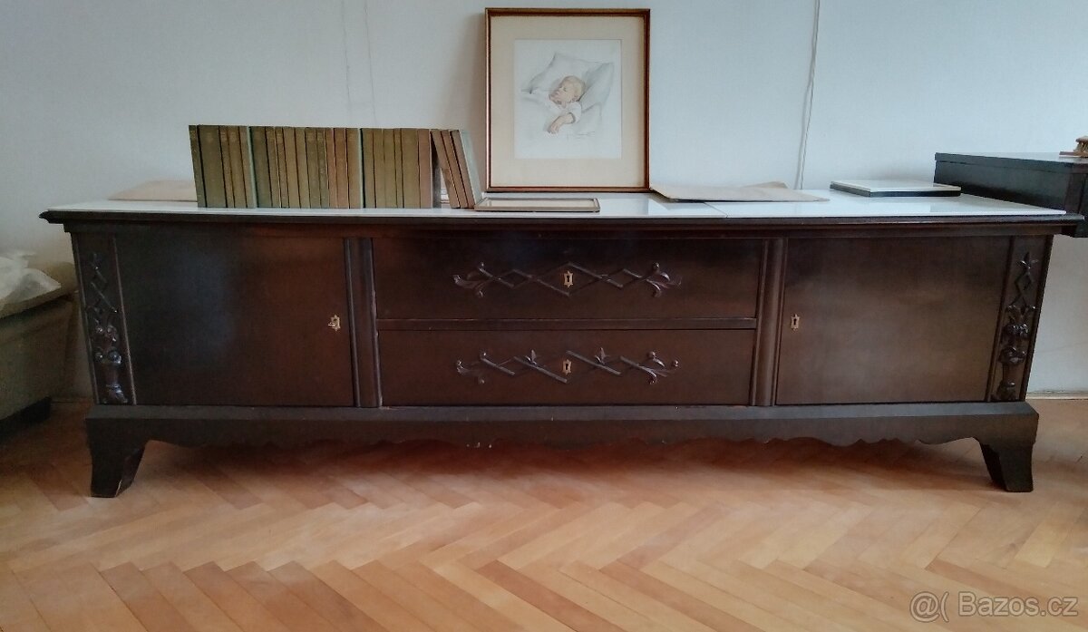 Starožitný nábytek - skleník, komoda, gauč - 2