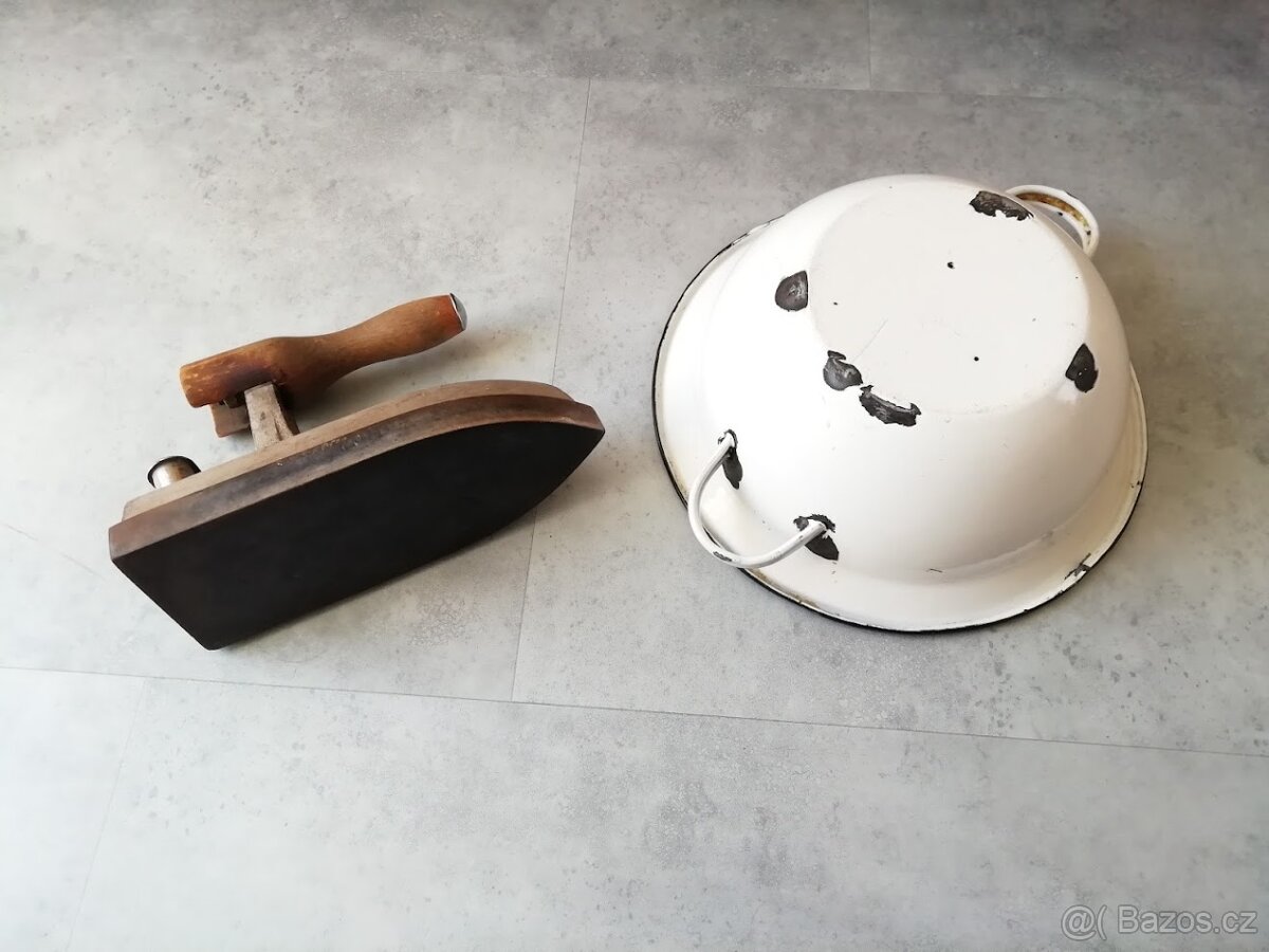 Stará krejčovská žehlička a smaltovaná mísa na zadělávání - 2