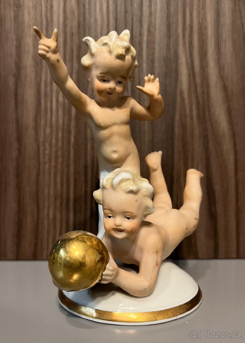 Keramická soška CHLAPEČCI S MÍČEM - 2