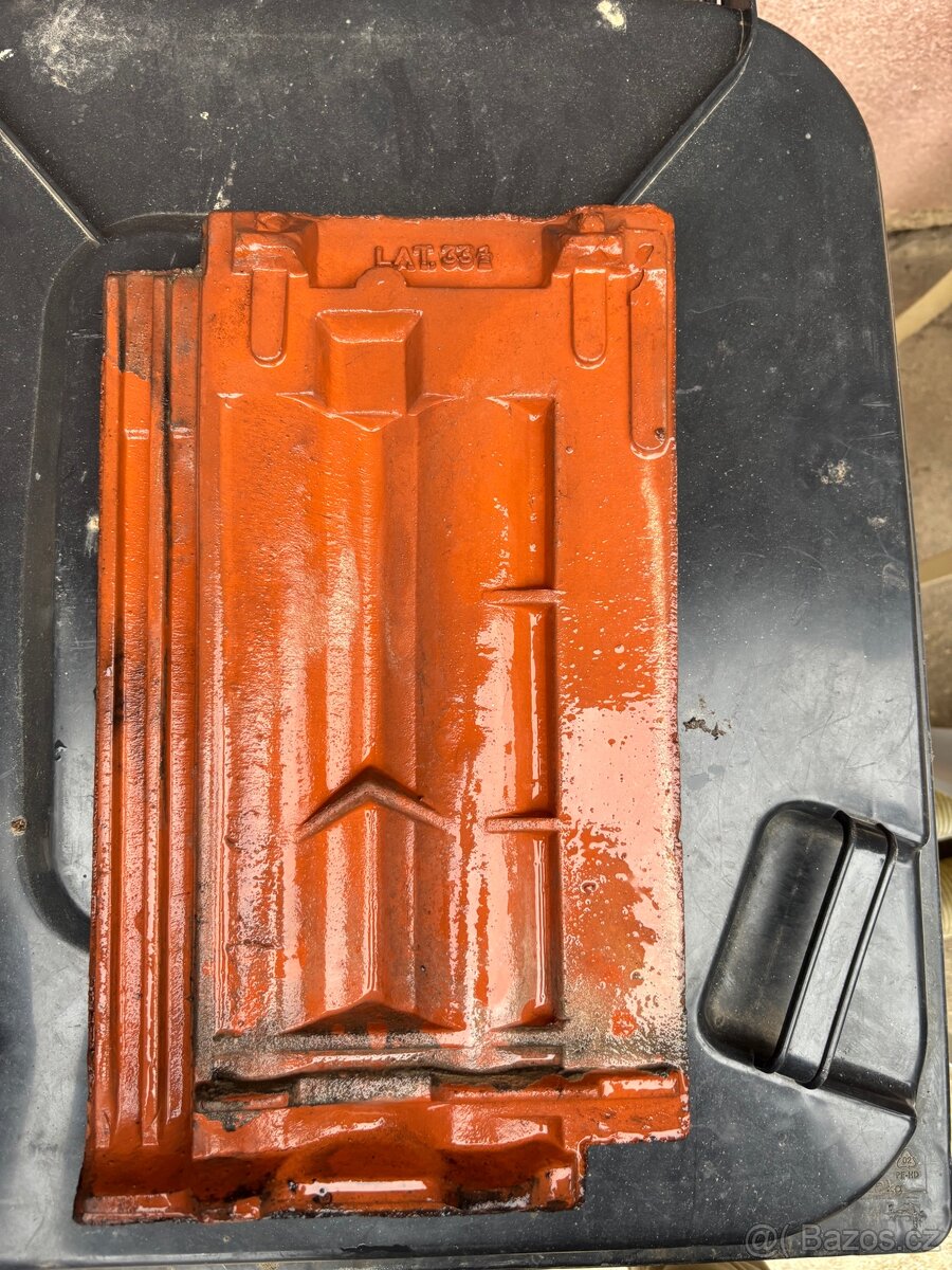 Střešní pálené tašky cca 500ks + hrebenace - 2