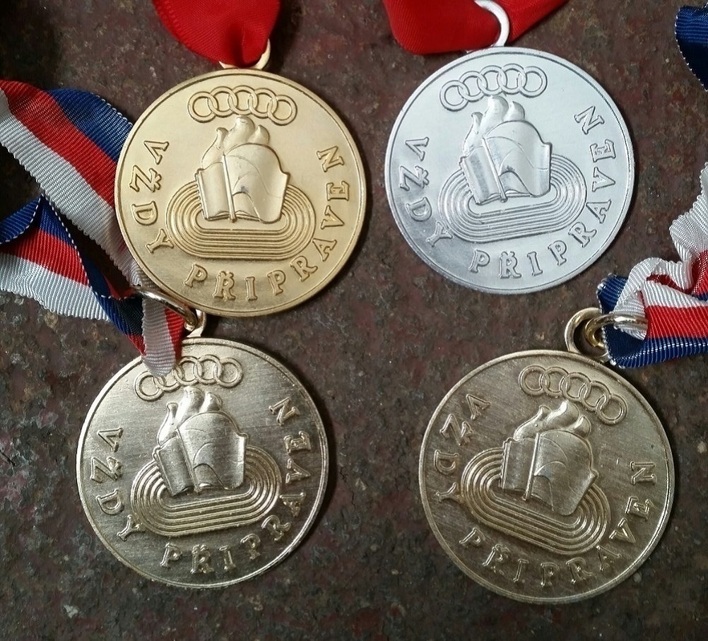 Pionýr - medaile 4ks a pásek 8ks, zápisník - 2