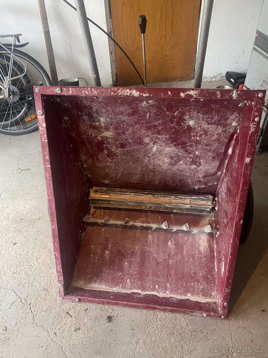 Posypový vozík na kompostu - 2