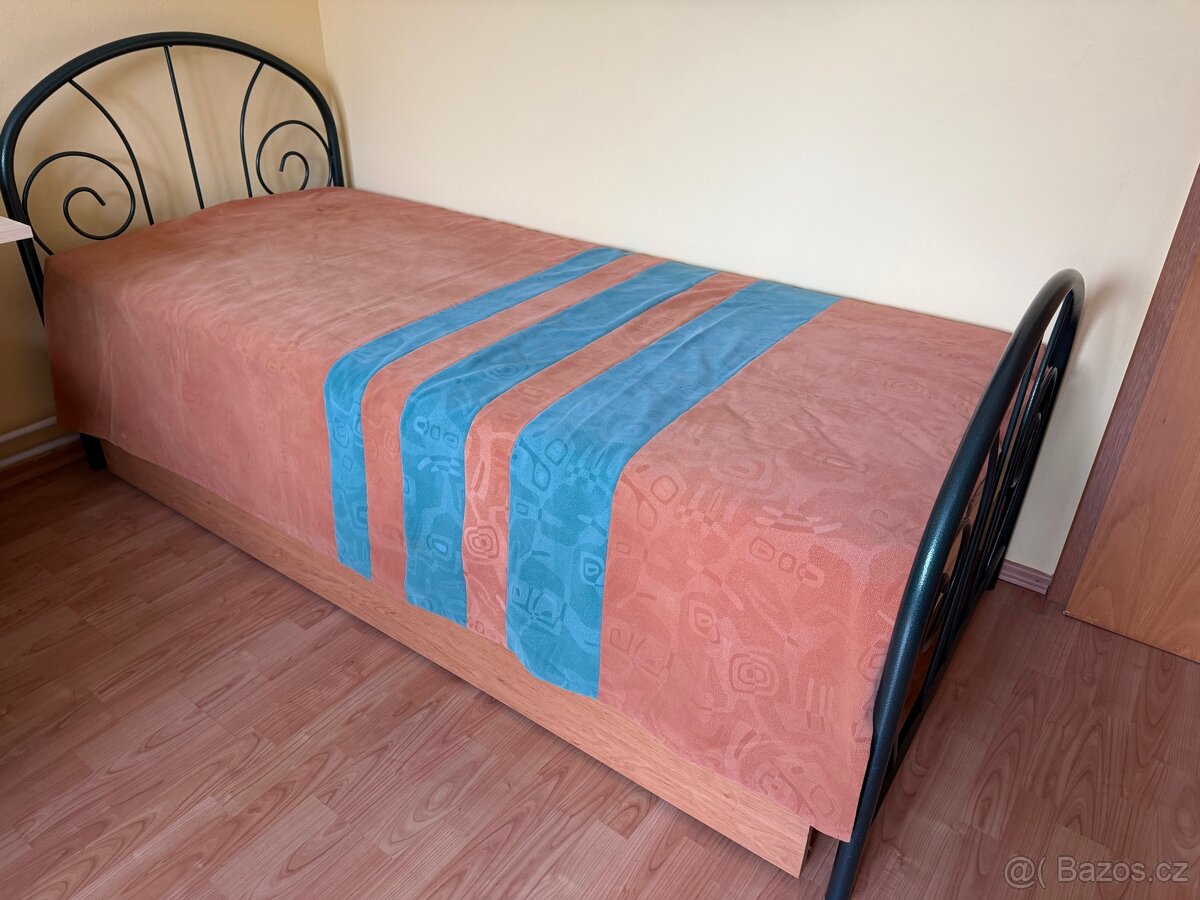 Kovová postel a roštem, matrací a šuplíkem na míru.. - 2