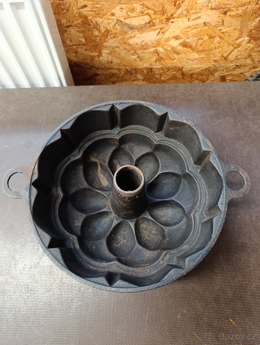 Stará litinová forma na bábovku - 2