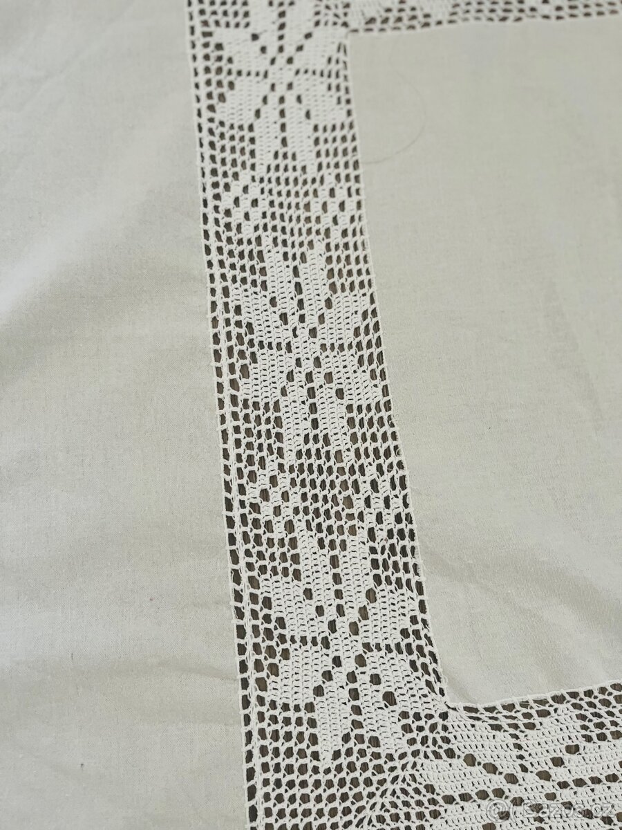 Velký plátěný ubrus s háčkovanou krajkou - 2