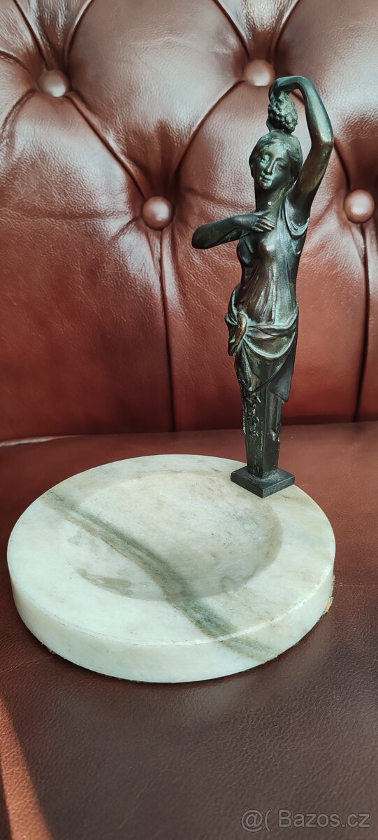 Starožitná bronzová secesní soška, dívka s hroznem - 2