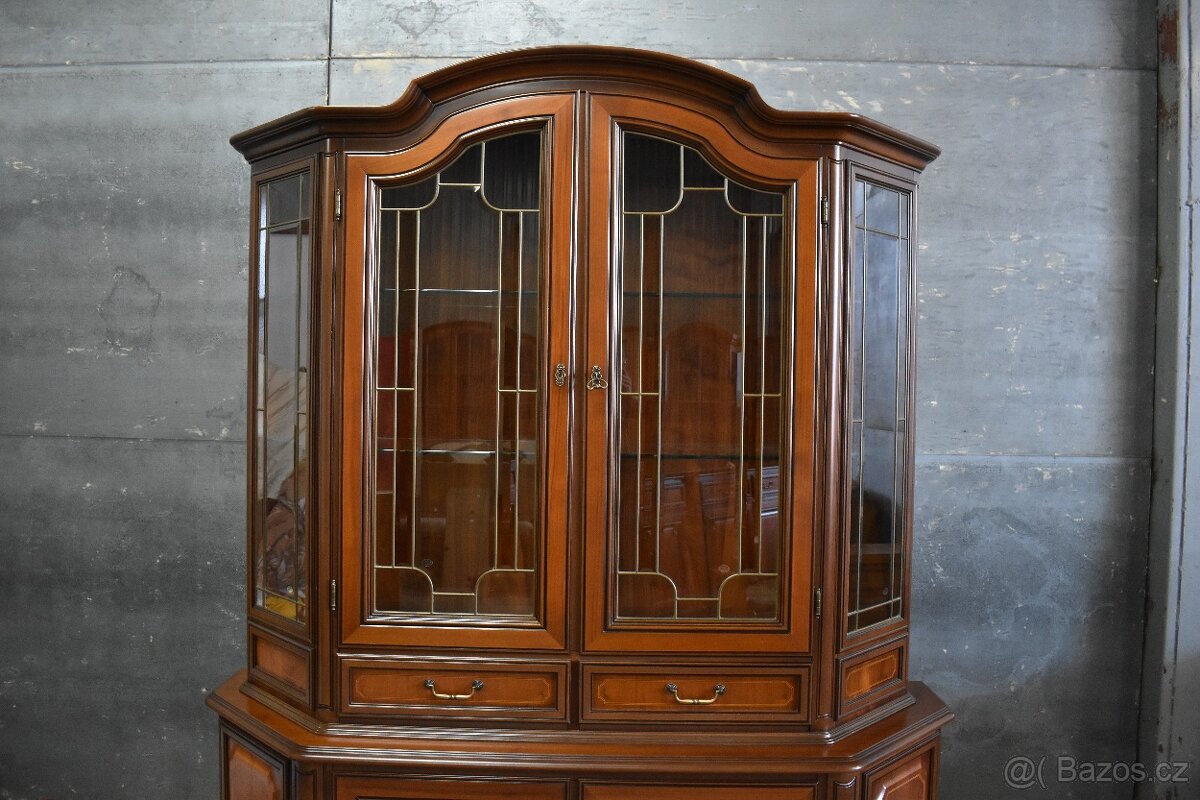 Masivní vitrína - 2