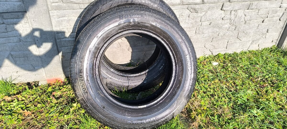 Pneu 205/70R15C - 2