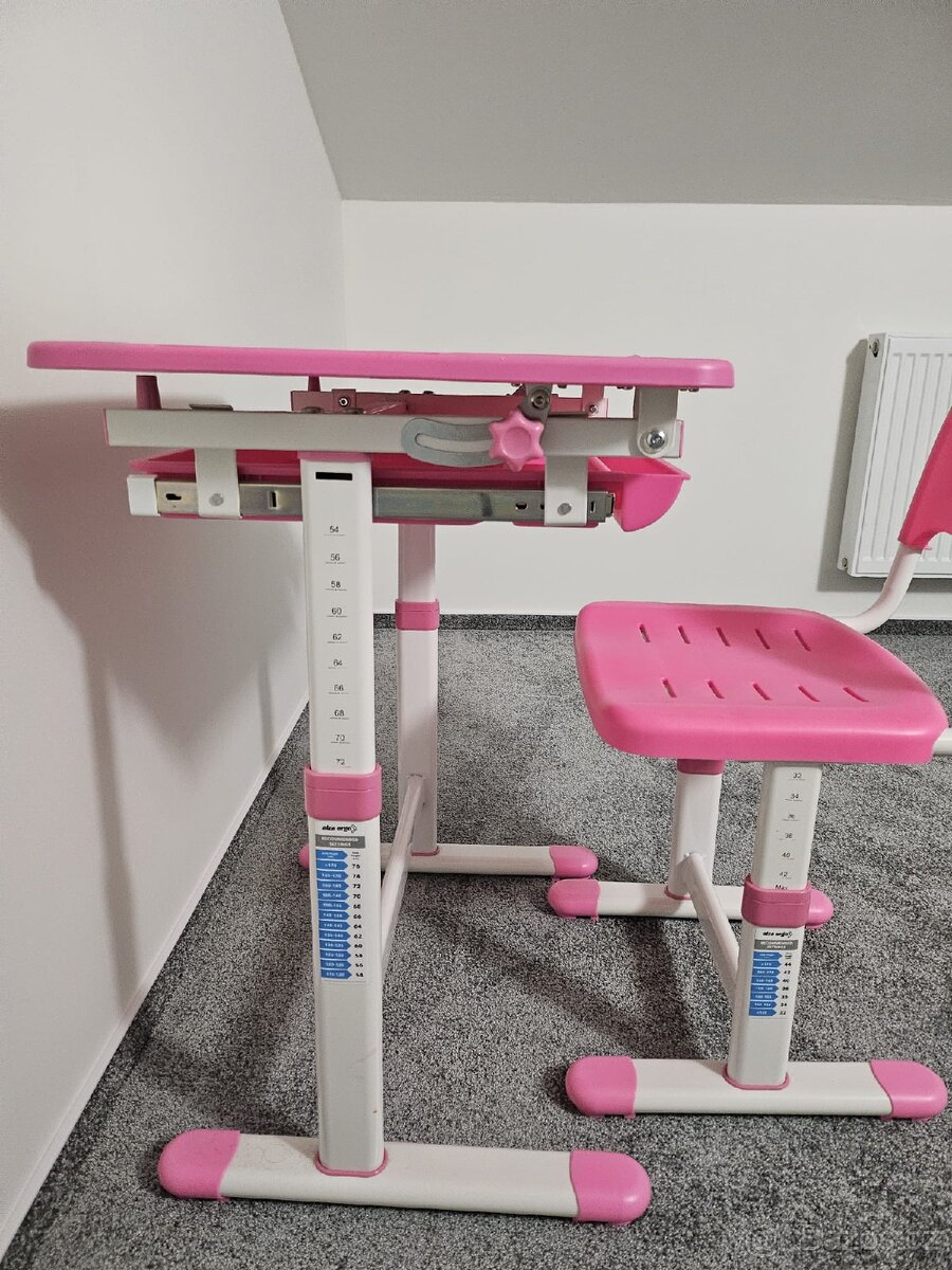 Rostoucí stůl a židle. - 2