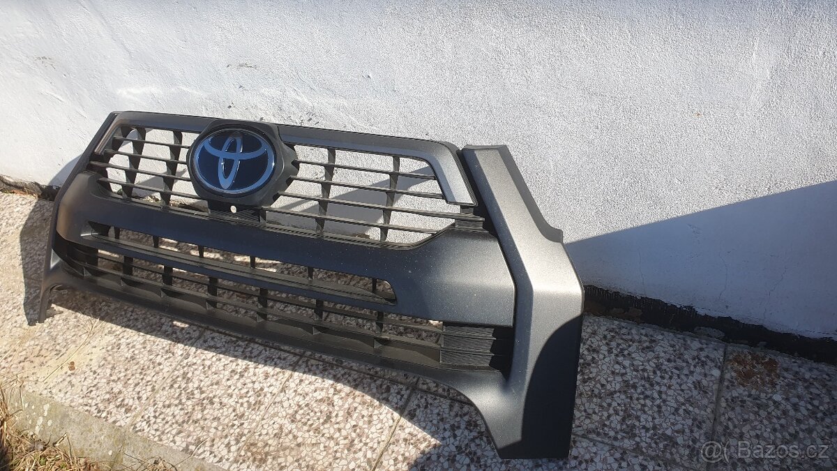 TOYOTA HILUX INVINCIBLE - maska - 2
