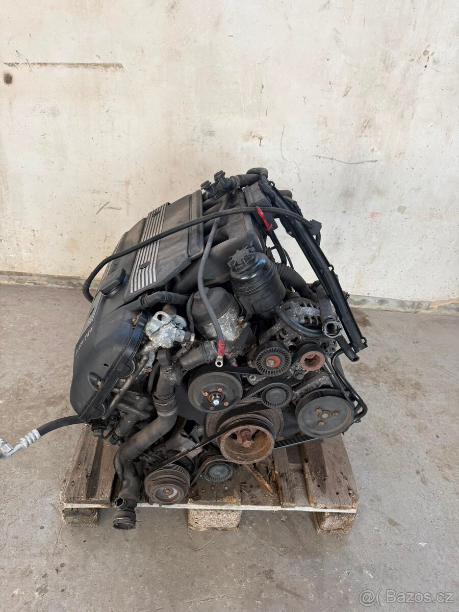 BMW motor m54b25 - 2