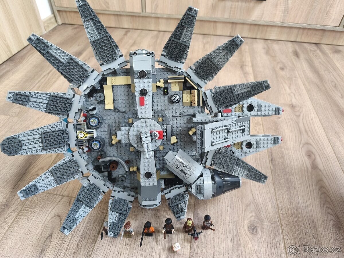 MOC star wars Millenium Falcon 75105 - 2