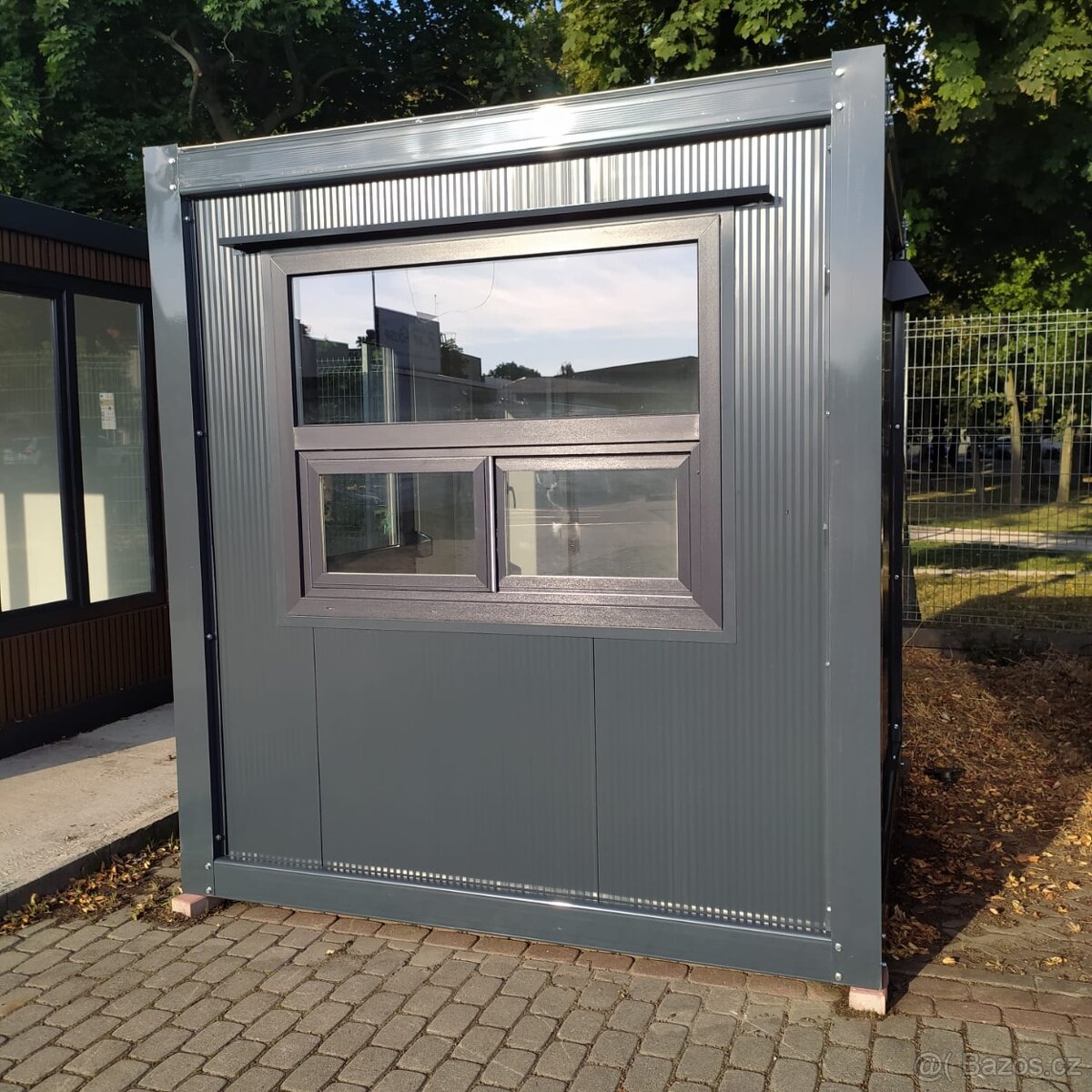 Obytný kontejner o rozměru 2,4 x 2,4 m s výdejním oknem - 2