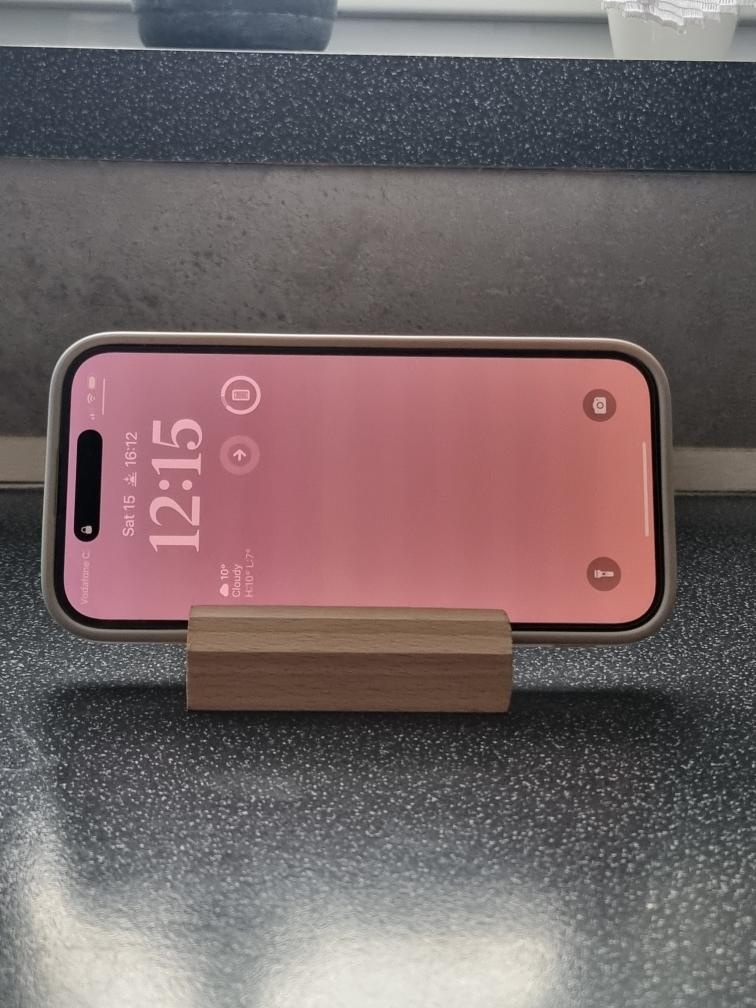 Designový dřevěný držák na telefon - ruční výroba - 2