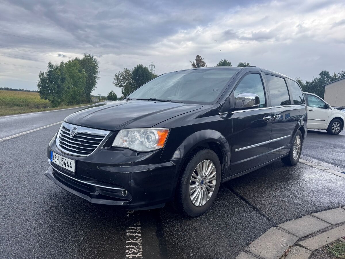Lancia Voyager 3,6 Platinum LPG 2x DVD ČR 2013 TOP AUTO - 2