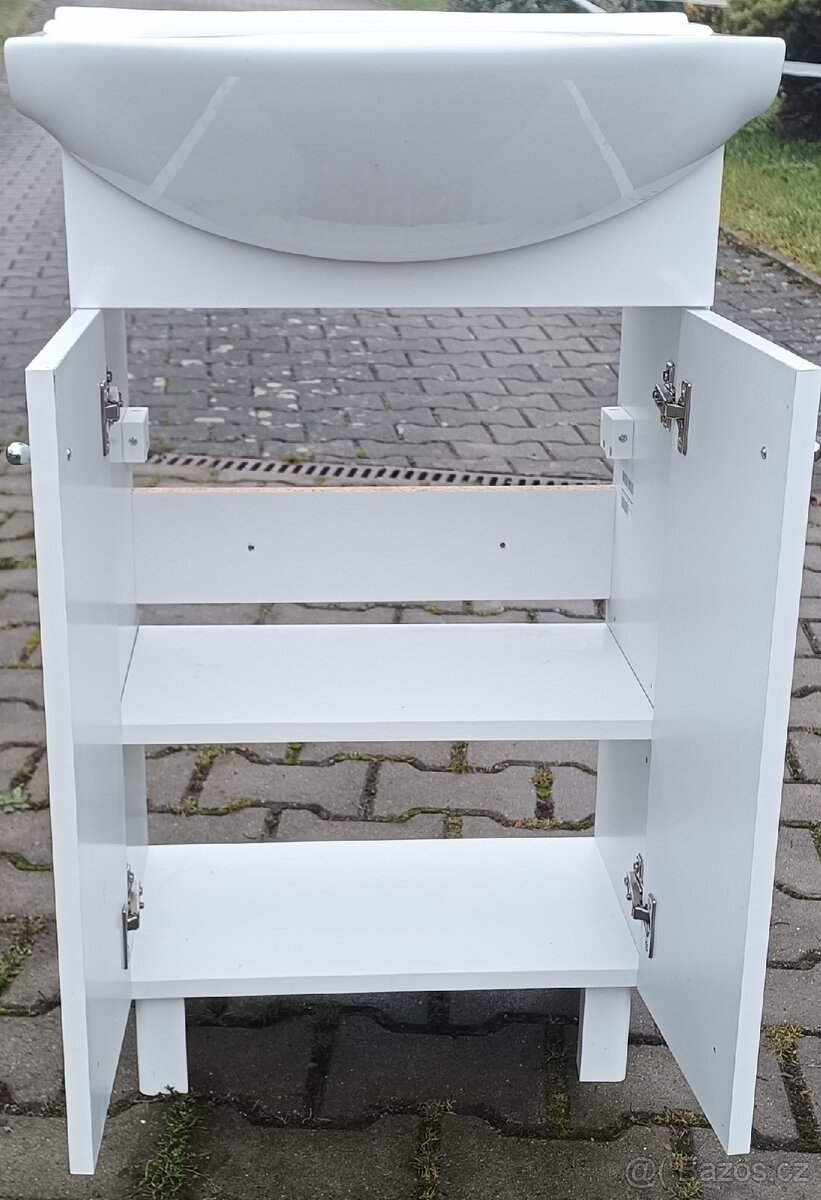 Koupelnová skříňka s umyvadlem - 2