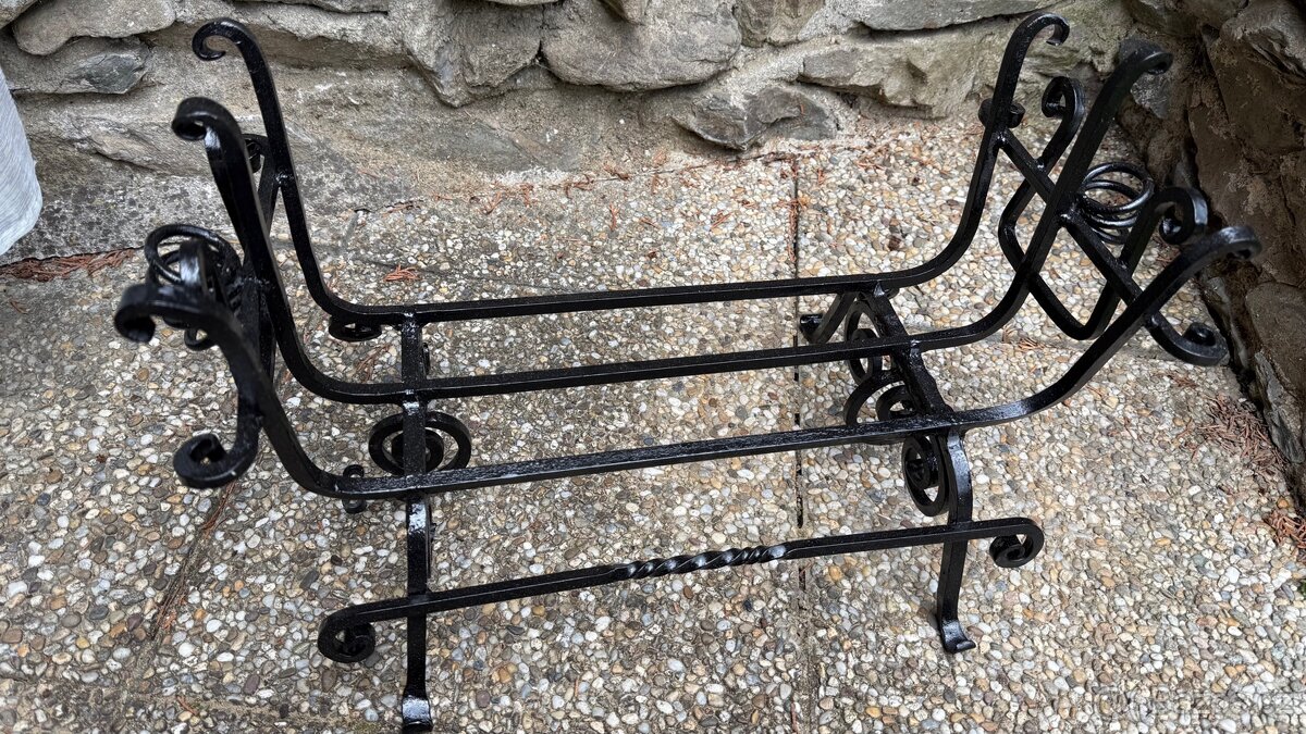 Kovaný stojan na dřevo - 2