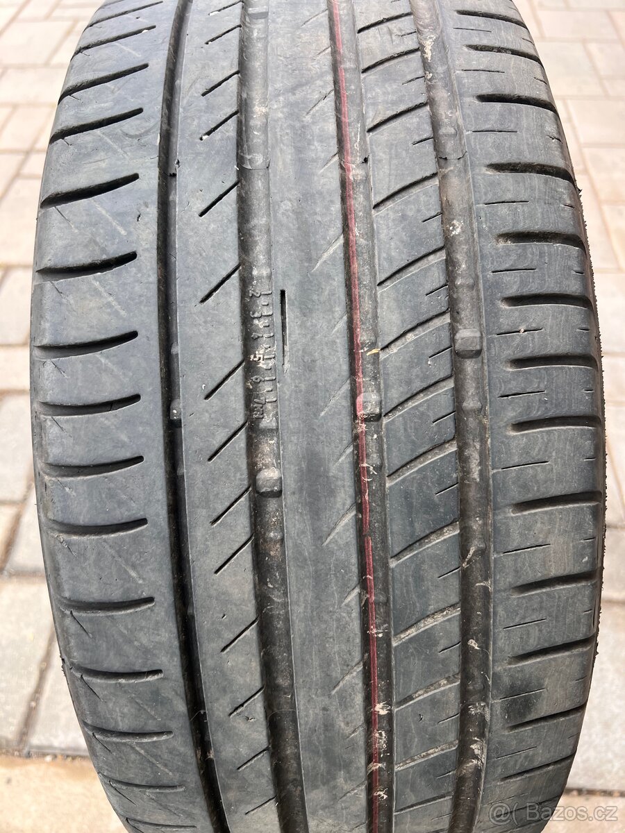 Pneu 235/40/18 - 2