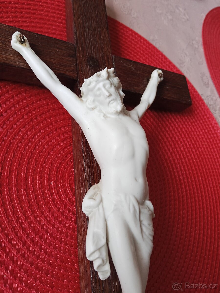 Nástěnný kříž s Kristem - 2