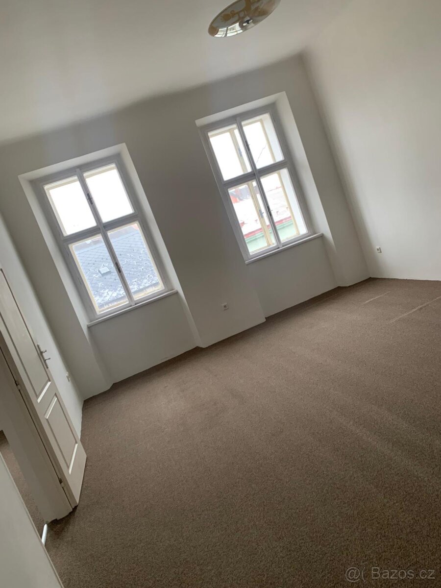 Pronájem velkého bytu 2+kk 85 m² – centrum Jičína - 2
