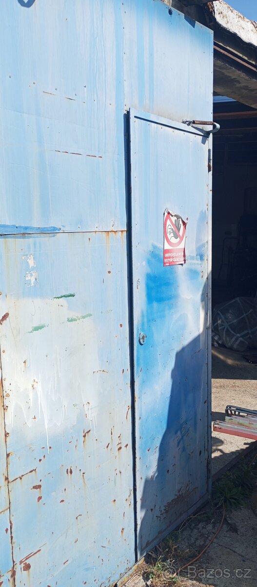 Plechová posuvná vrata s dveřmi - 2