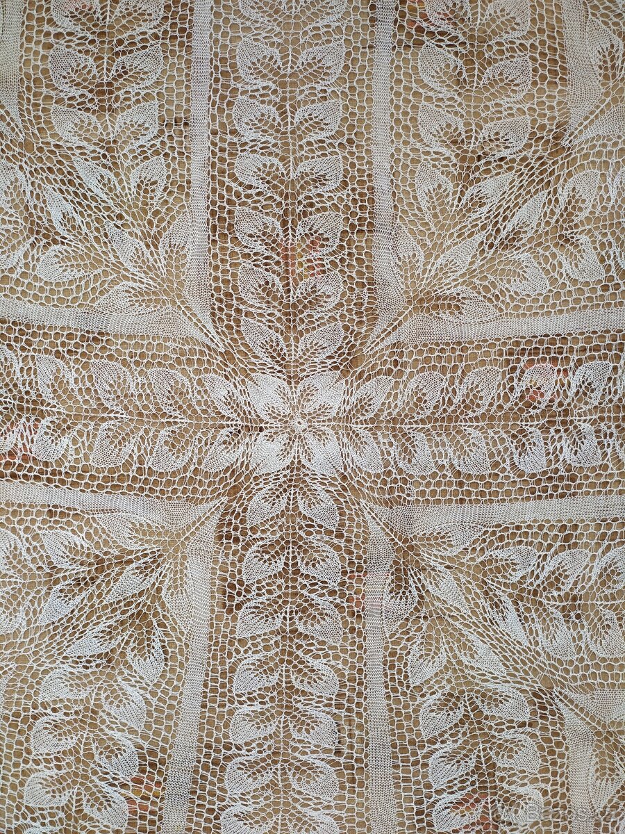 Háčkovaný ubrus - 2