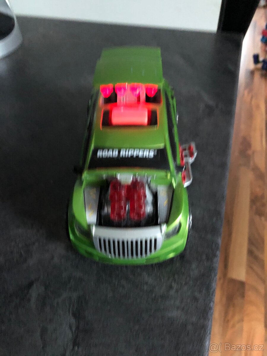 2x Auto - vydávající střelbu,zvuky,blikající - 2