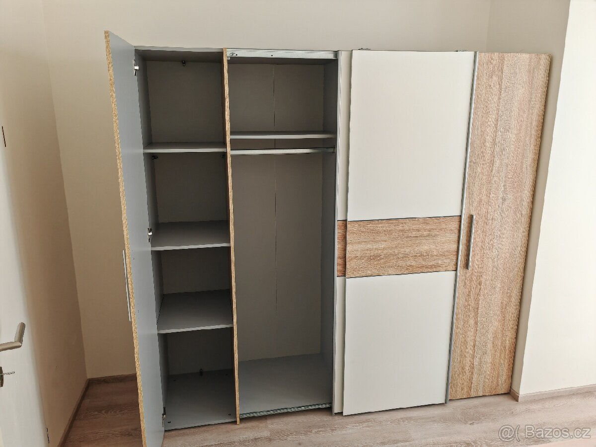 Šatní skříň - 2