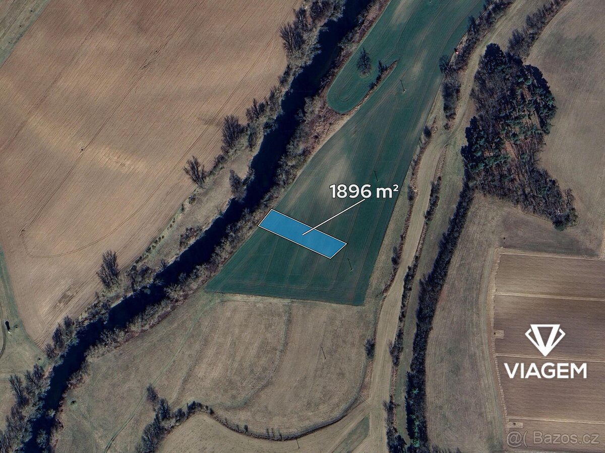 Pole 1 896 m² - 2