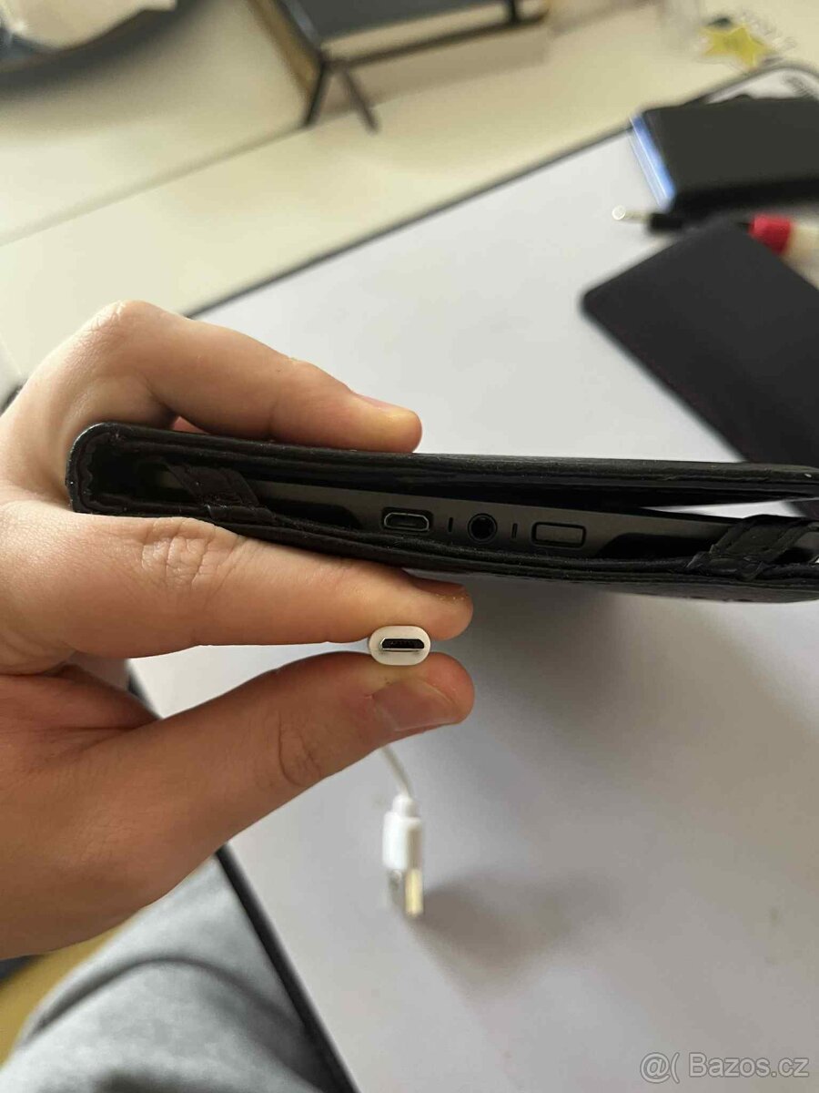 Čtečka knih, Amazon Kindle Touch (4. generace), - 2