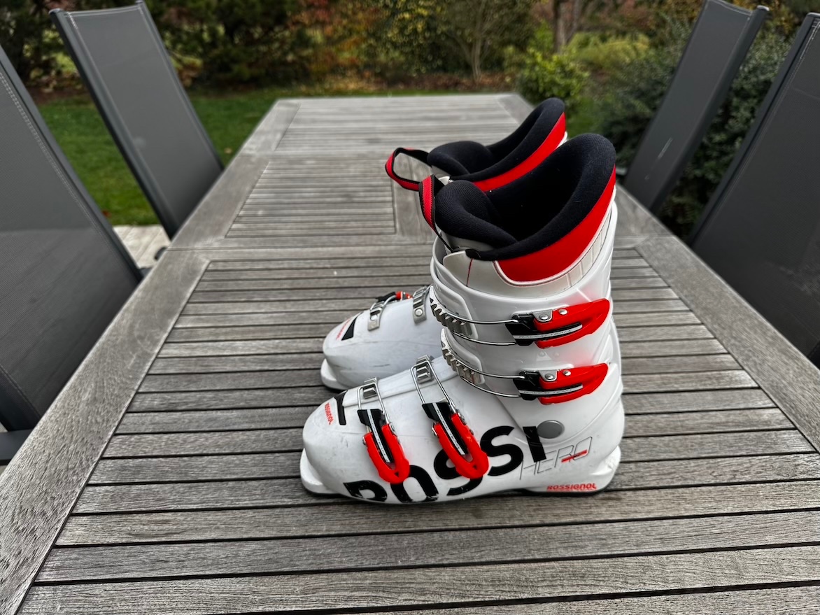 Prodám juniorské lyžáky Rossignol HERO J4 - 2