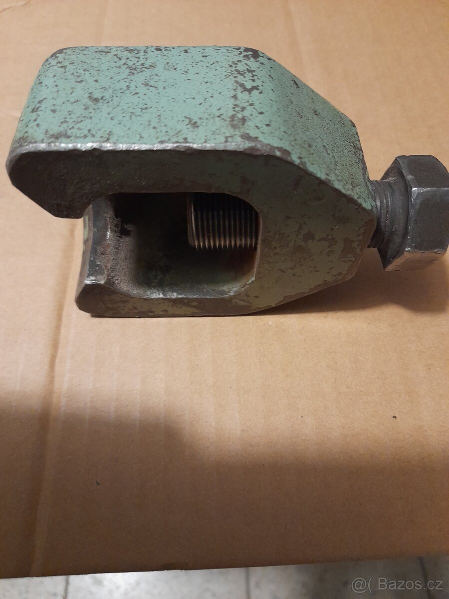 TRABANT TOVÁRNÍ STAHOVÁK KULOVÝCH ČEPŮ. - 2