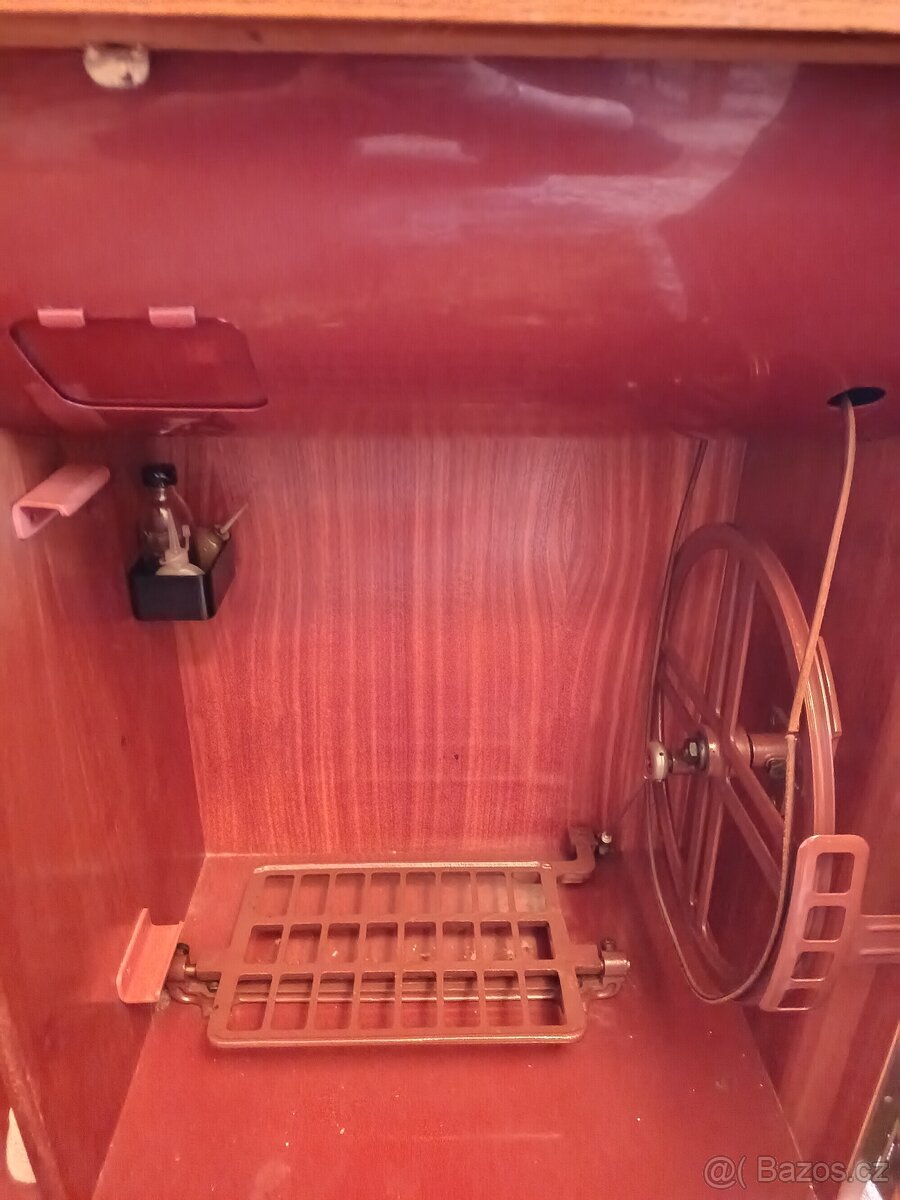 Retro šicí stroj - 2