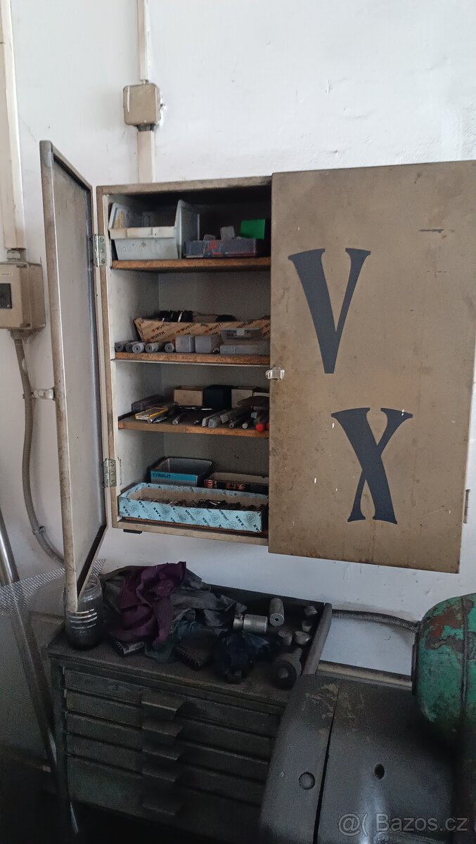 Plechová skříňka na zeď dílenská - 2