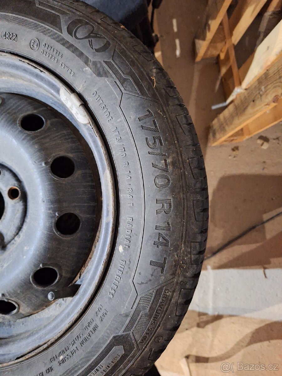 Nabízíme 2 zimni a 2 letní 498 - 2