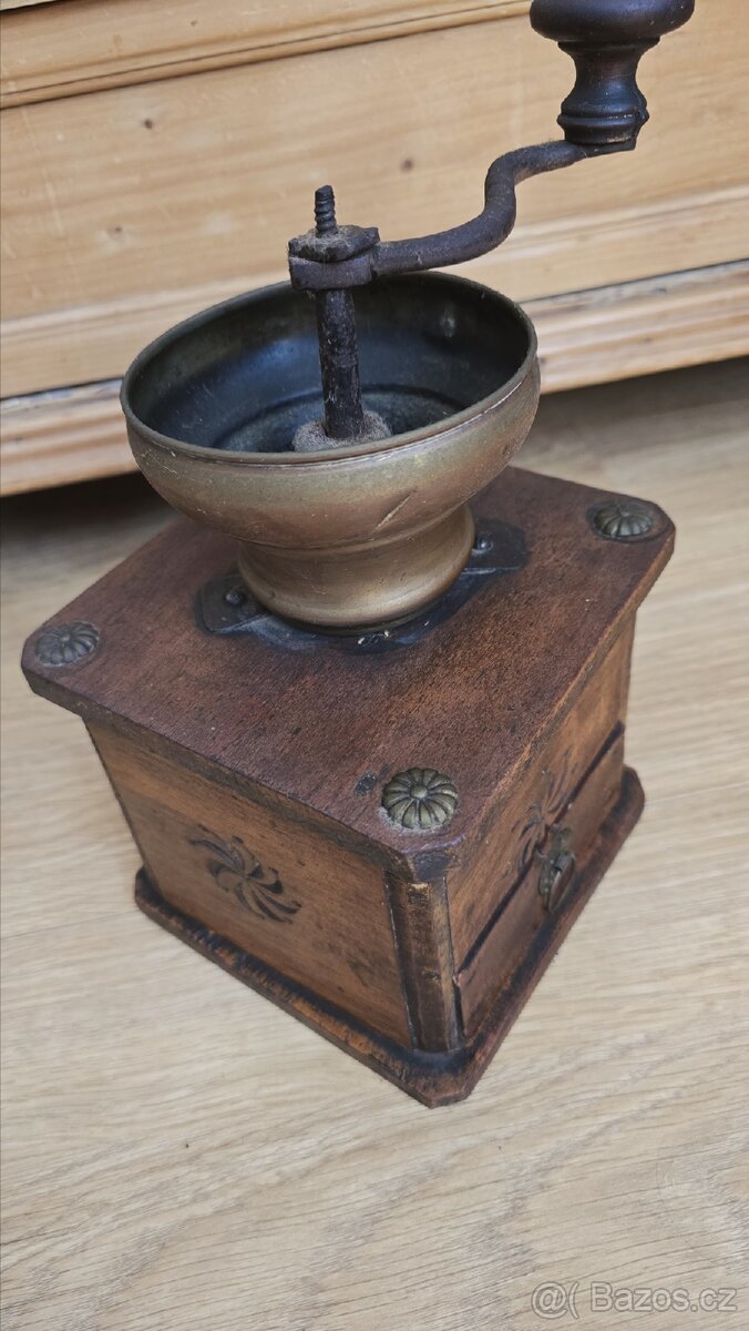 Starý velký mlýnek na kávu - 2