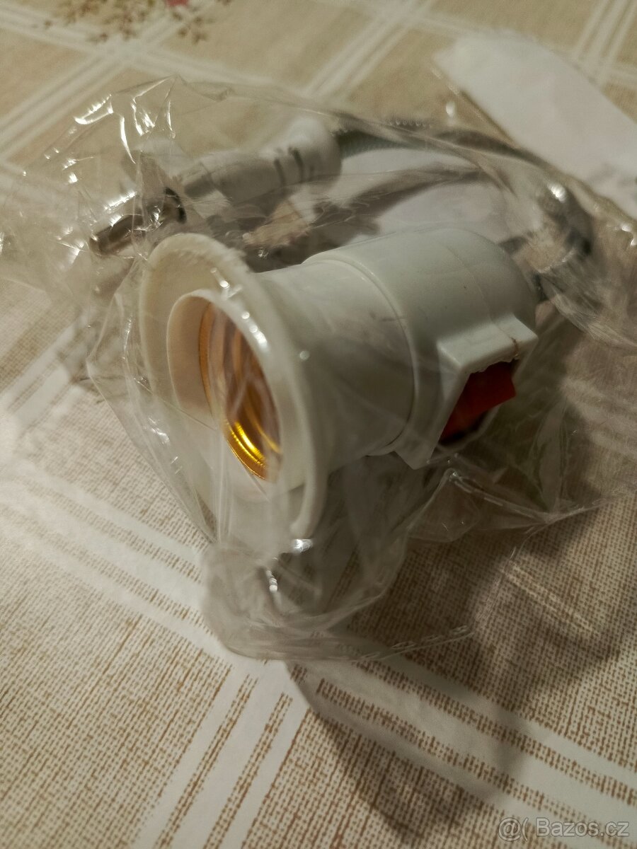 Lampička - adaptér do zásuvky, vypínač - žárovka E27 - 2