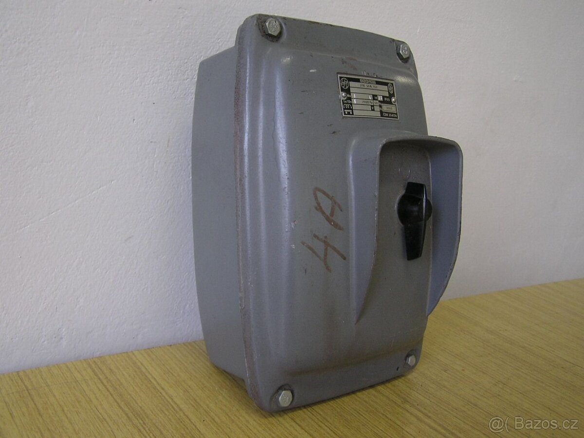 Jistící vypínač 4A - 2