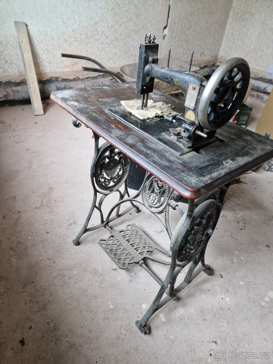 Retro šicí stroj - 2
