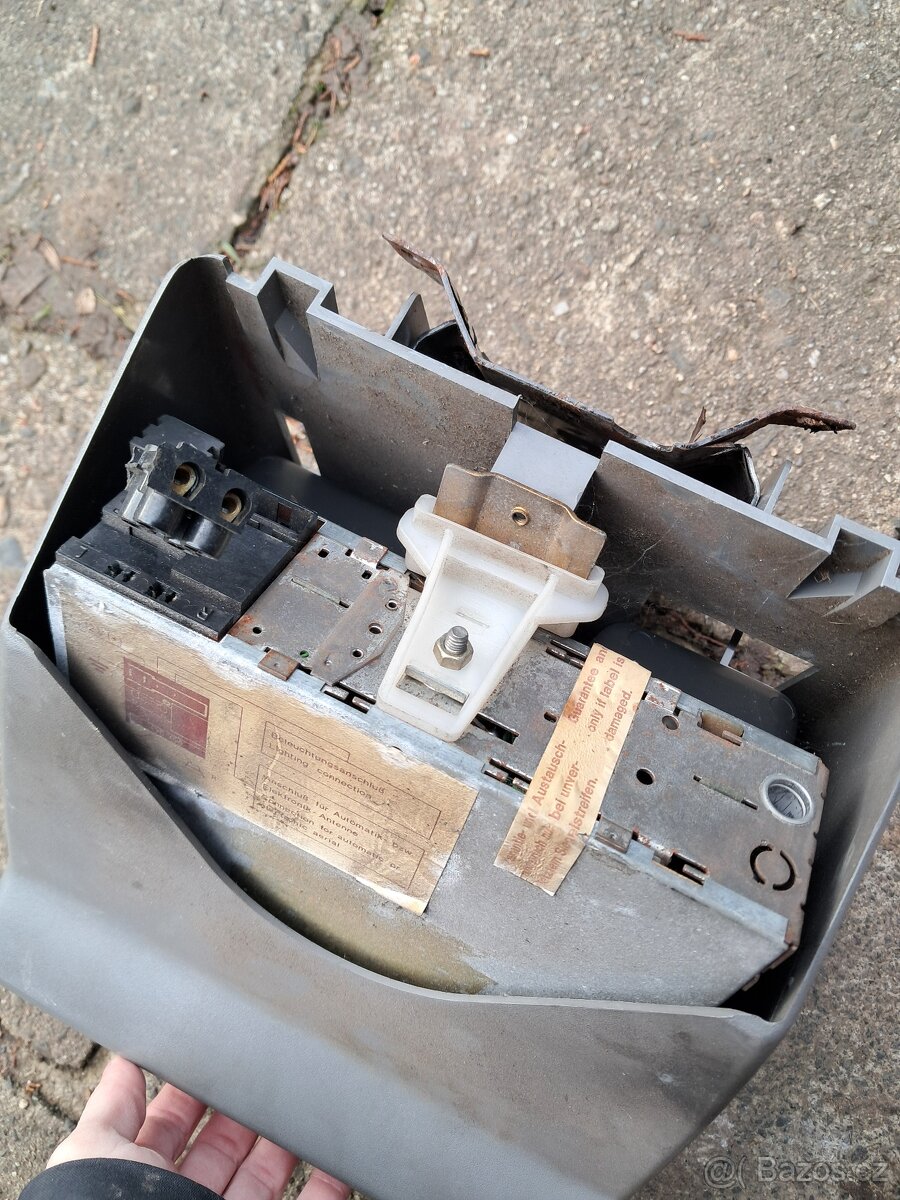 Středový panel s rádiem FORD - 2