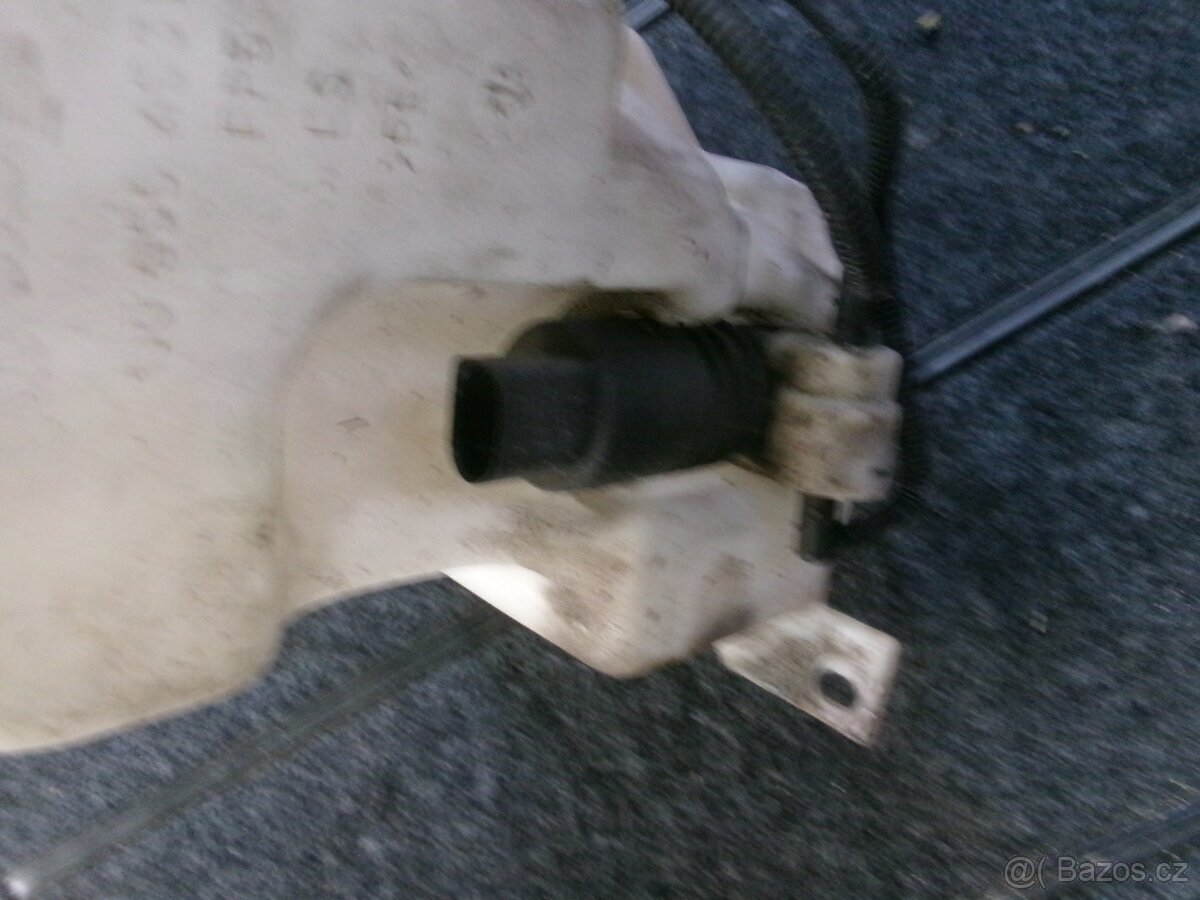 Octavia 1 nádobka ostřikovačů a motorek ostřikovačů - 2