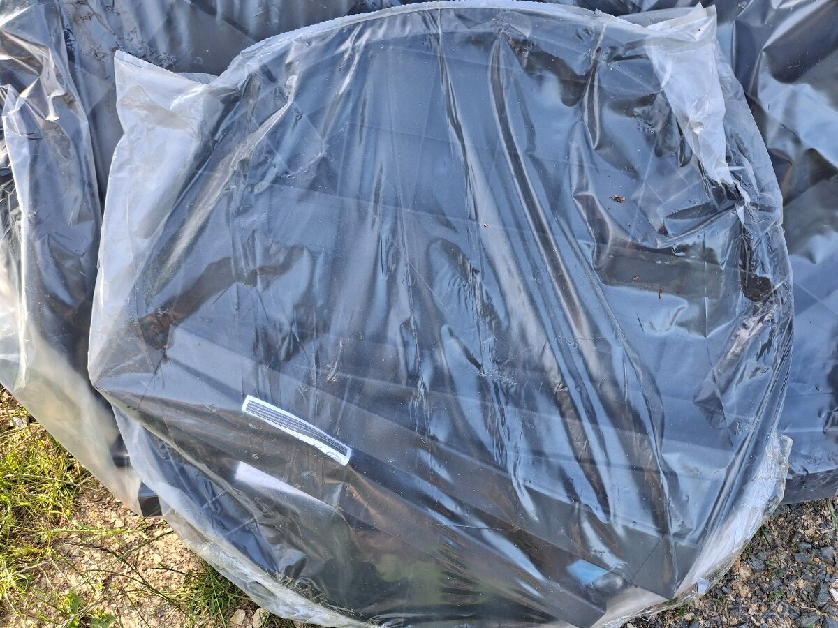 Nove plastove stoly Curver - 2