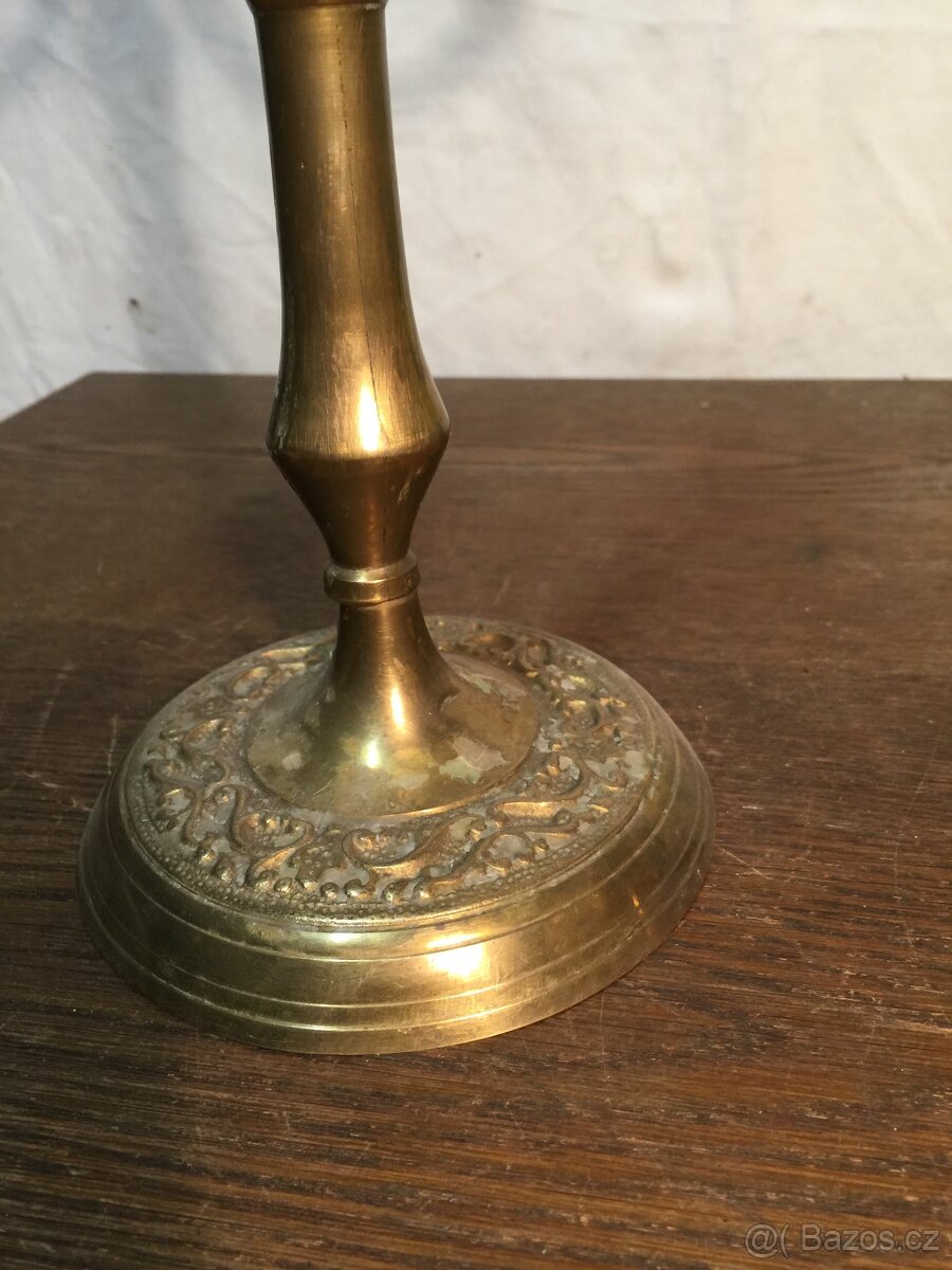 mosazný krásný svícen zdobený - 2