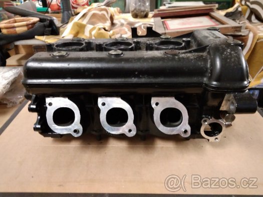 Triumph - hlava motoru - 2