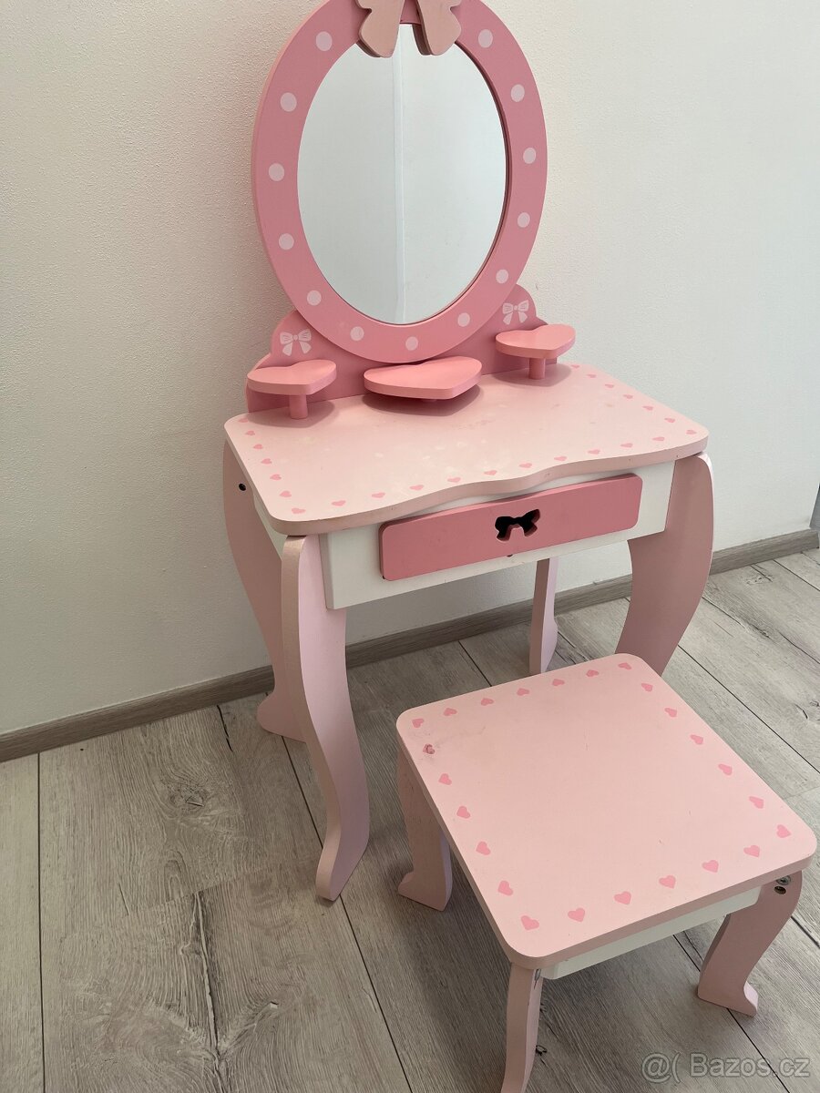 Dětský kosmetický stolek - 2